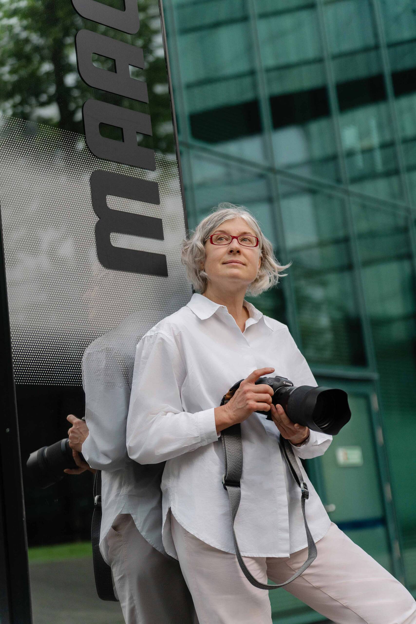 Businessfotograf mit Canon-Kamera in der Hand