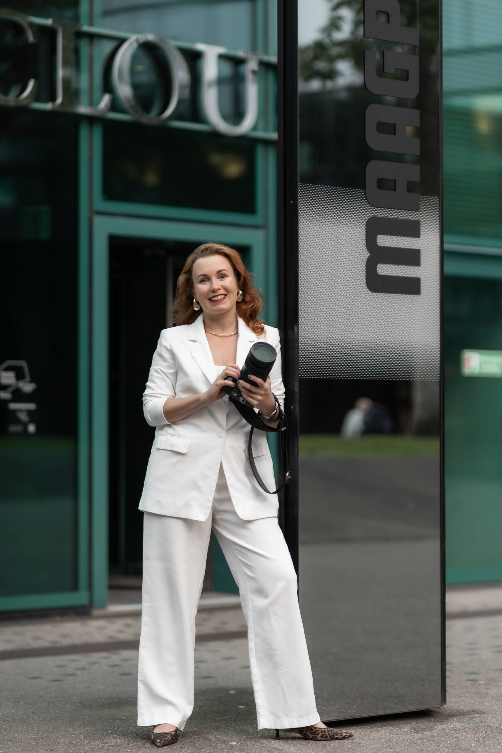 Businessfotograf mit Sony-Kamera in der Hand